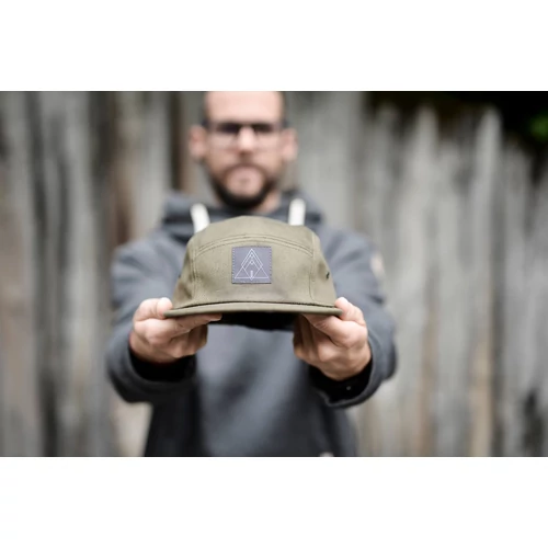 Bárki Bárhol - 5-panel sapka (katonai zöld - szövött címkével) 