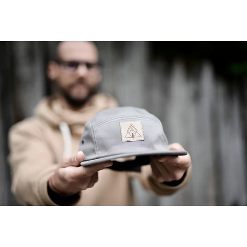 Bárki Bárhol - 5-panel sapka (szürke - bőr címkével) 